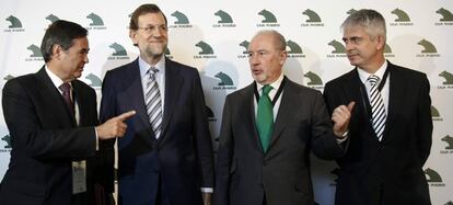 De izquierda a derecha, Juan Iranzo, director general del Instituto de Estudios Económicos; Mariano Rajoy, líder del PP; Rodrigo Rato, presidente de Caja Madrid, y Javier Moreno, director de EL PAÍS.
