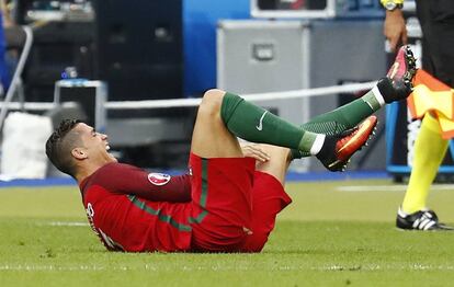 Cristiano Ronaldo se duele en la rodilla izquierda, después de su encuentro son Payet.
