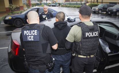Agentes de inmigración trasladan a un detenido, el pasado día 7 en Los Ángeles.