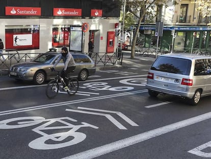 La calle de Alcalá ya luce las señales de ciclocarril entre la M-30 y Ciudad Lineal.
