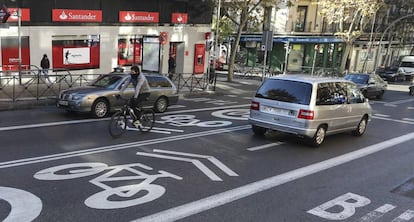 La calle de Alcalá ya luce las señales de ciclocarril entre la M-30 y Ciudad Lineal.
