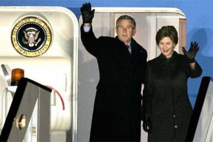 George W. Bush y su esposa, Laura, anoche a su llegada a Bruselas procedentes de Washington.