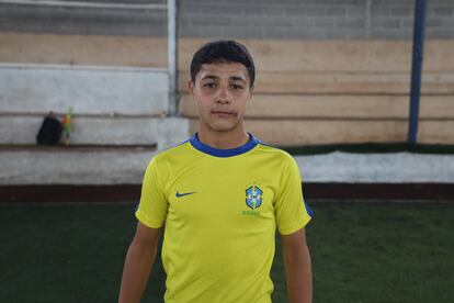 Todas las dificultades en la vida de Hussein no le impidieron participar en el Mini Mundial de Ibdil. Pudo aparcar la venta de galletas por unos días y jugar al deporte que más le gusta con el equipo que apoya: Brasil.