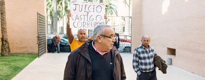 Ángel Fenoll a su llegada a los juzgados de Orihuela