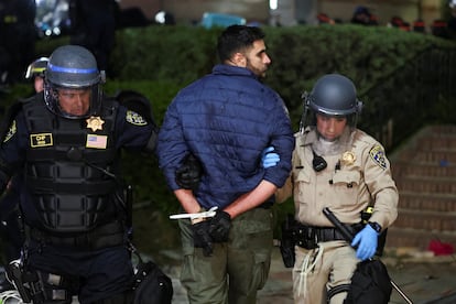 Agentes de la policía detienen a un manifestante de la UCLA, este jueves en Los Ángeles.