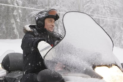 Sobre una moto-nieve en una zona para la práctica de deportes de nieve cerca de Sochi en 2010.
