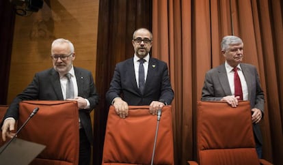 El conseller de l'Interior, Miquel Buch, al centre, en la seva compareixença al Parlament.