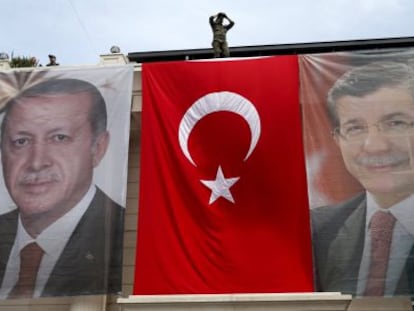 Banderas con Tayyip Erdogan y Ahmet Davutoglu en Estambul.