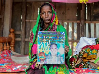 Mosammat Rashida com uma foto de seu marido em Shyamnagar, Bangladesh.