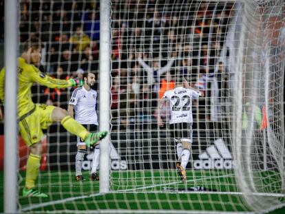 Santi Mina celebra uno de los goles.