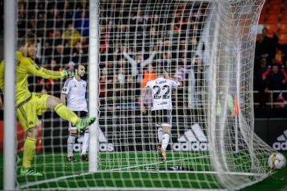 Santi Mina celebra uno de los goles.