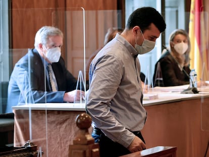 El sacerdote del colegio Salesianos de Vigo Segundo C.V. (c), durante un juicio en la Audiencia Provincial de Pontevedra el pasado julio.