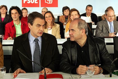 José Luis Rodríguez Zapatero y el presidente del PSOE, Manuel Chaves, en el comité federal.