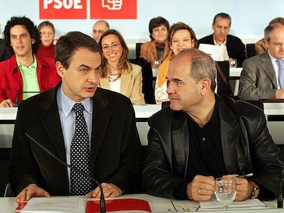 José Luis Rodríguez Zapatero y el presidente del PSOE, Manuel Chaves, en el comité federal.