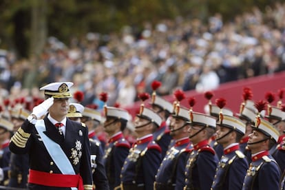 El Rey, vestido con el uniforme de capitán general de la Armada, al inicio del desfile del Día de la Fiesta Nacional, que cuenta con la participación de unos 3.400 militares y guardias civiles.