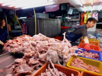 Un vendedor se prepara para vender pollos en el mercado Huannan el pasado martes en Taipei, Taiwán.