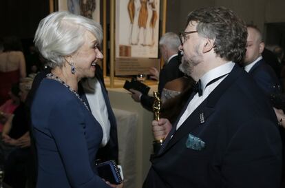 Helen Mirren, con el gran ganador de la noche Guillermo del Toro.