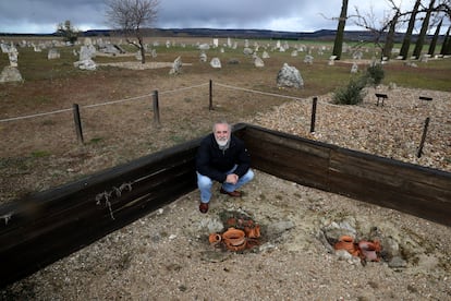 El arqueólogo Carlos Sanz, en el cementerio vacceo de las excavaciones en Padilla de Duero.