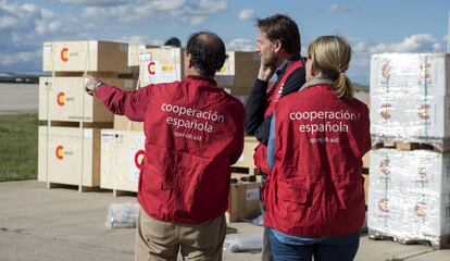 El secretario de Estado de Cooperación y para Iberoamérica, Jesús Gracia, revisa el envío de ayuda humanitaria española enviada posteriormente a Ecuador por el terremoto del pasado abril.