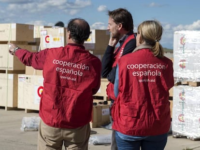 El secretario de Estado de Cooperación y para Iberoamérica, Jesús Gracia, revisa el envío de ayuda humanitaria española enviada posteriormente a Ecuador por el terremoto del pasado abril.