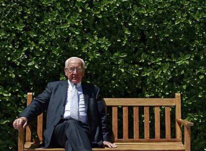 Jacques de Larosière, en el patio de IE Business School en Madrid.