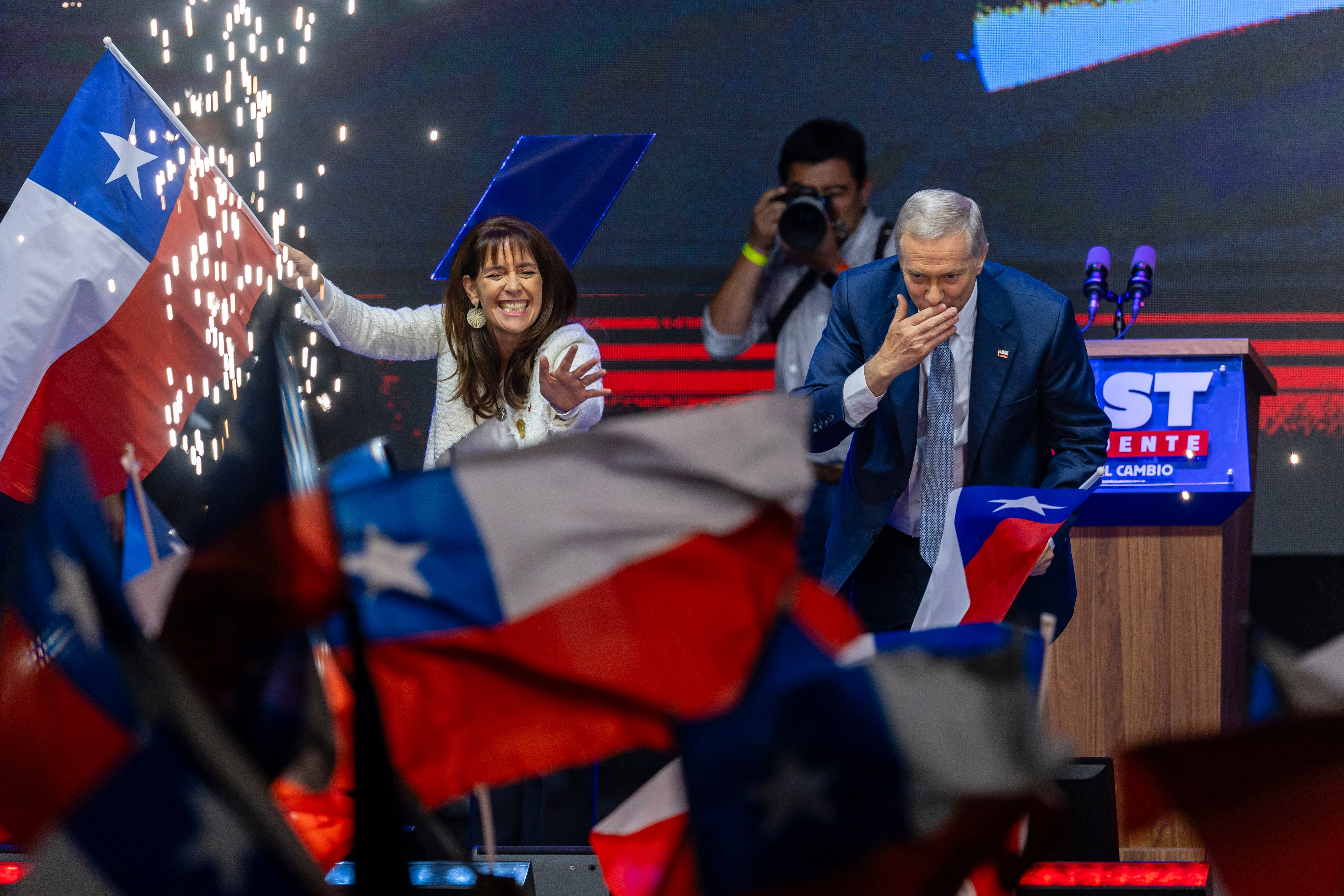 Pía Adriasola y José Antonio Kast celebran en Santiago.