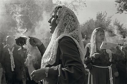 Rodero retrata la fe y religiosidad en cualquier rincón del mundo. En este caso, dos mujeres entonan cánticos durante la procesión del Señor de los Milagros, en Madrid