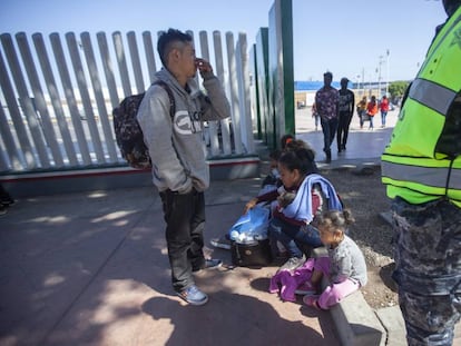 Migrantes en el cruce fronterizo de El Chaparral, en Tijuana, este domingo.