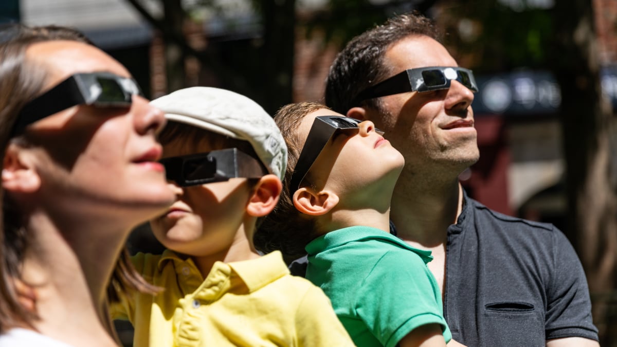 Pacchetto occhiali da sole omologati per eclissi totale: meno di 15 euro