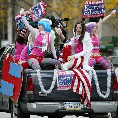 Un grupo de seguidoras de Kerry recorre las calles de Filadelfia.