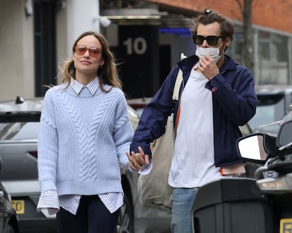 Harry Styles y Olivia Wilde. El romance entre el cantante y la actriz dio la vuelta al cliché más manido de Hollywood. En esta ocasión fue el joven actor quien comenzó un romance con la directora del filme y no al revés y, además, con notable diferencia de edad incluida. Wilde tenía 36 y Styles, 26, cuando comenzaron su relación durante el rodaje de 'No te preocupes querida', un thriller situado en los años cincuenta en el que también participaron Florence Pugh y Chris Pine, y que fue dirigido por Wilde. A pesar de la revolución mediática que supuso su noviazgo –y unas cuantas polémicas, ya que el resto del reparto se quejó de cómo sus encuentros habían interferido en la producción–, la relación terminó apenas dos años después. Él decidió centrarse en su carrera como cantante y ella, además de en su faceta como cineasta, quería enfocarse en sus dos hijos, fruto de su relación de nueve años con el también actor Jason Sudeikis.

