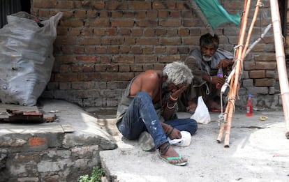 Un paquistaní consume heroína junto a la carretera en la ciudad de Rawalpindi