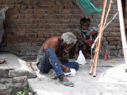 Un paquistaní consume heroína junto a la carretera en la ciudad de Rawalpindi