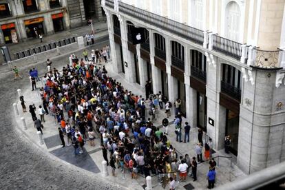 Tienda de Apple en la Puerta del Sol de Madrid, en su inauguraci&oacute;n.