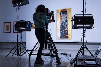 Um técnico usa câmeras do Google para fotografar a obra 'Judith II' de Klimt, na Galleria Internazionale d'Arte Moderna, em Ca 'Pesaro, Veneza. 
