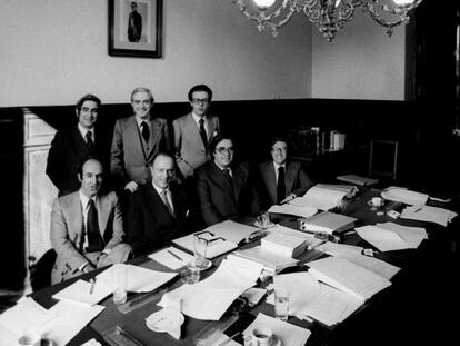 Los miembros de la ponencia constitucional, en el Congreso en 1978. De pie y desde la izquierda: Gabriel Cisneros, José Pedro Pérez Llorca y Miguel Herrero (UCD); sentados: Miquel Roca (Minoría Catalana), Manuel Fraga Iribarne (AP), Gregorio Peces-Barba (PSOE) y Jordi Solé Tura (PCE).