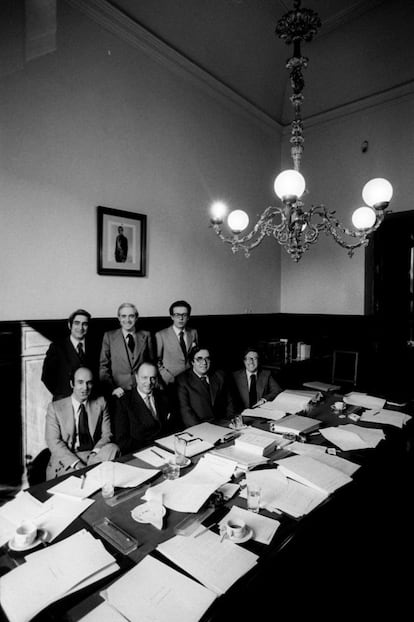 Los miembros de la ponencia constitucional (los padres de la Constitución) posan en una sala del Parlamento. De pie y desde la izquierda: Gabriel Cisneros, José Pedro Pérez Llorca y Miguel Herrero (UCD); sentados: Miquel Roca (Minoría Catalana), Manuel Fraga Iribarne (AP), Gregorio Peces-Barba (PSOE) y Jordi Solé Tura (PCE).