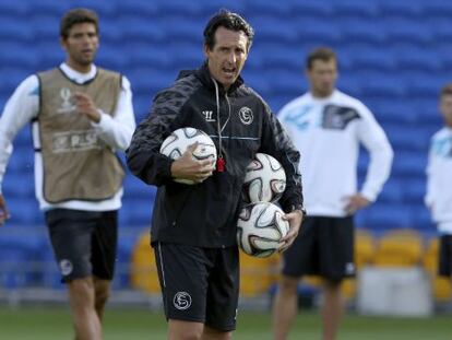 Emery da instrucciones durante el entrenamiento del Sevilla en Cardiff. 