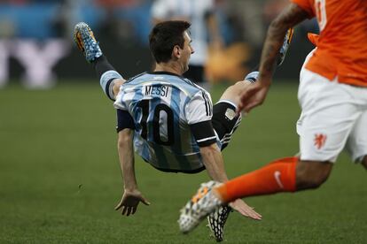 Lionel Messi cae en un lance del partido.