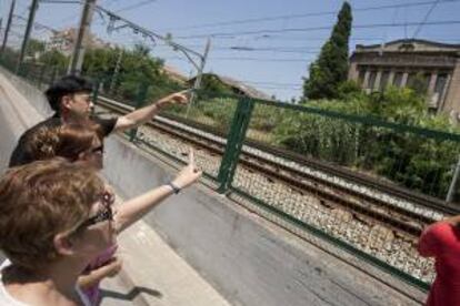 María del Carmen García, Rosa Frisach (i) y Genís Saló, vecinos de la fábrica (d) que la empresa Uralita tenía entre las localidades de Cerdanyola y Ripollet (Barcelona). EFE/Archivo