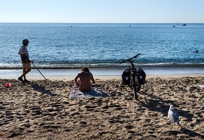 Oleg, con su recolector de metales, en la playa de Sant Sebastià. 