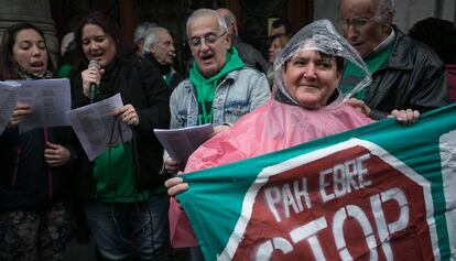 Los activistas protestaron a canto de Villancico