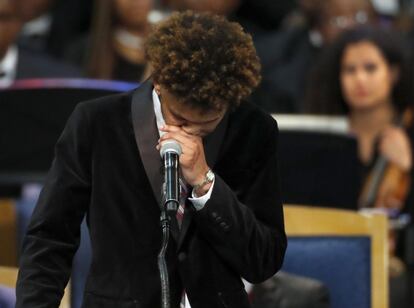 Jordan Franklin se emociona mientras dice unas palabras en el funeral de su abuela. 