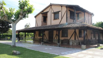 Vista exterior del hotel rural La Muralla de Gredos, en Madrigal de la Vera (Cáceres).