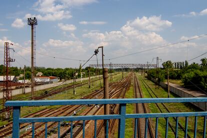 Línea de ferrocarril a su paso por Pokrovsk (Ucrania) el 29 de julio de 2024.