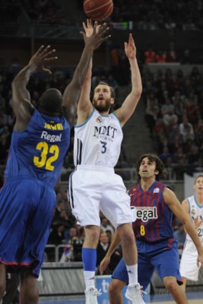 Sergio Rodríguez salta sobre Jawai, en los cuartos de la copa dle Rey.