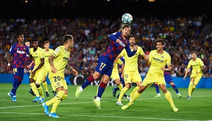 Antoine Griezmann del FC Barcelona marca de cabeza el primer gol del partido.