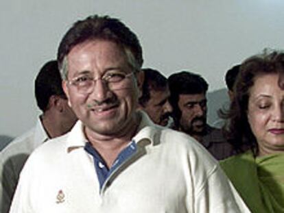 Musharraf deposita su voto junto a su esposa, Sehba, en Rawalpindi.