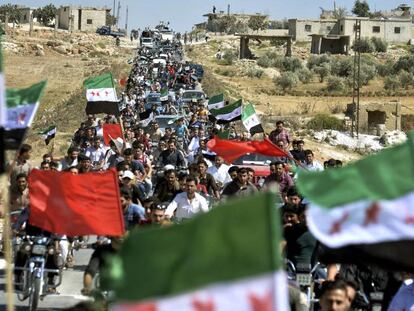 Cientos de manifestantes antigubernamentales, este viernes en Maarat al-Numan, en la provincia de Idlib (Siria).