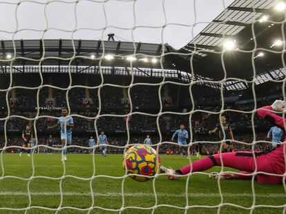 Sterling anota el 1-0 de penalti.